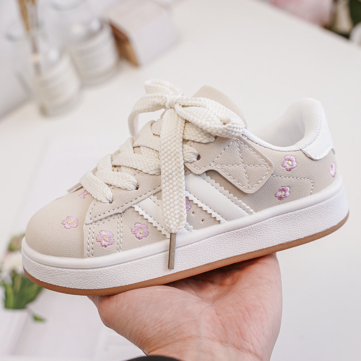 Baskets fille beige à scratch et lacets – Chaussures enfant fleuries confortables et légères - MiniWalks